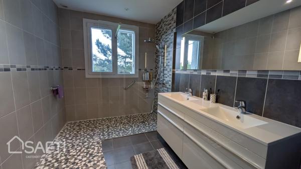 BEAU JARDIN ET PLUS DE 160 M² DE GARAGES ET SOUS SOL AMENAGE