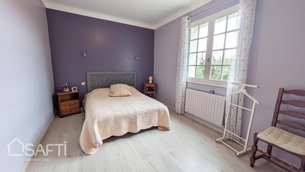 BEAU JARDIN ET PLUS DE 160 M² DE GARAGES ET SOUS SOL AMENAGE