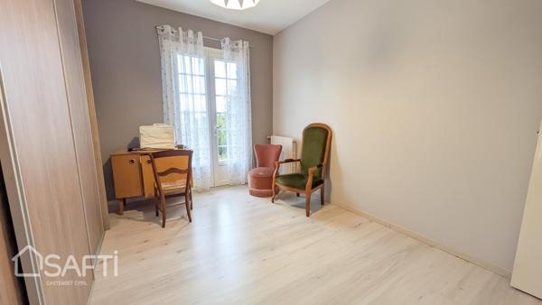 BEAU JARDIN ET PLUS DE 160 M² DE GARAGES ET SOUS SOL AMENAGE