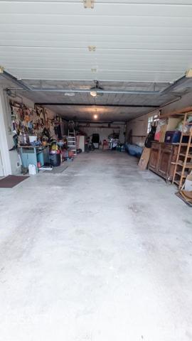 BEAU JARDIN ET PLUS DE 160 M² DE GARAGES ET SOUS SOL AMENAGE