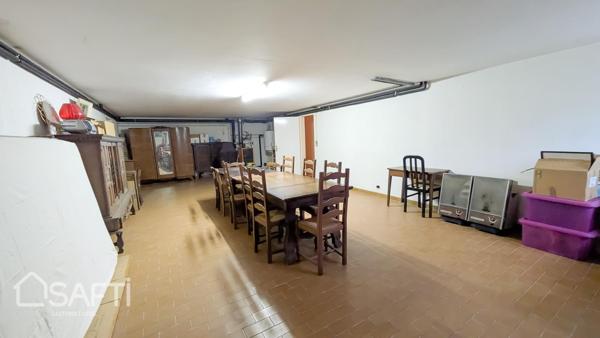 BEAU JARDIN ET PLUS DE 160 M² DE GARAGES ET SOUS SOL AMENAGE