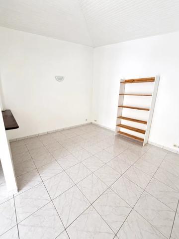 Vente                                                      Appartement
                        
                     2 pièces                                         à Saint-Joseph