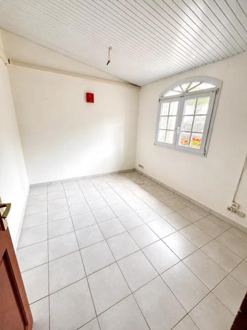 Vente                                                      Appartement
                        
                     2 pièces                                         à Saint-Joseph