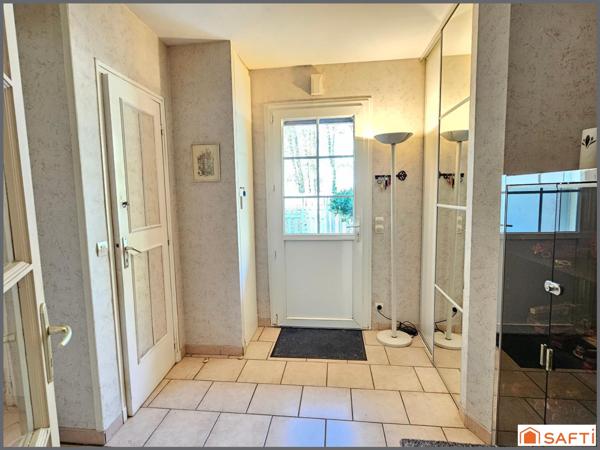 Maison avec appartement et piscine au calme.