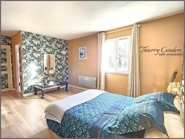 Maison avec appartement et piscine au calme.