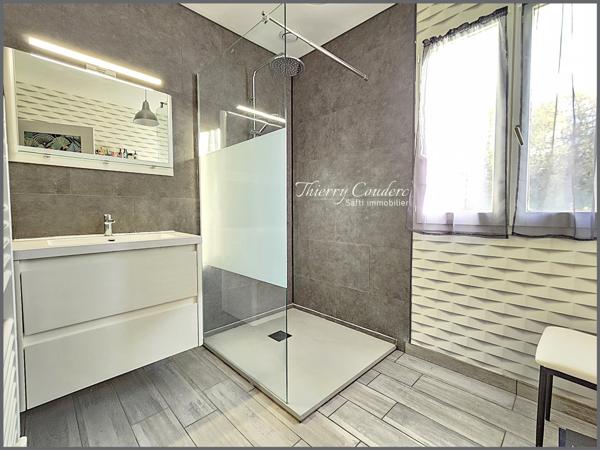 Maison avec appartement et piscine au calme.