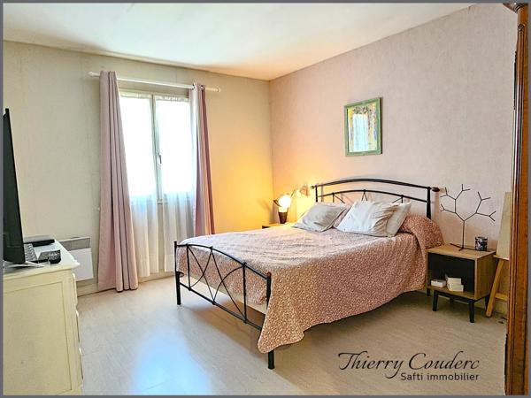 Maison avec appartement et piscine au calme.