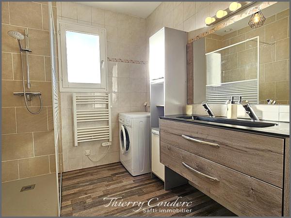 Maison avec appartement et piscine au calme.