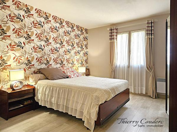 Maison avec appartement et piscine au calme.