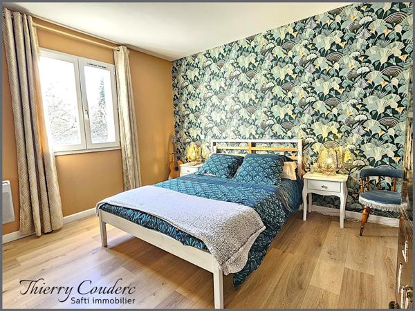 Maison avec appartement et piscine au calme.