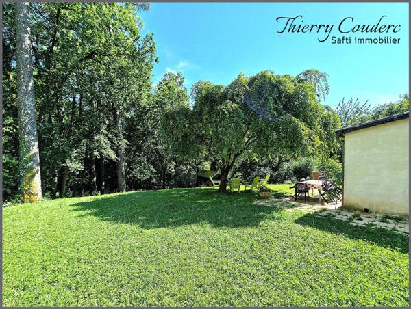 Maison avec appartement et piscine au calme.