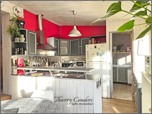 Maison avec appartement et piscine au calme.