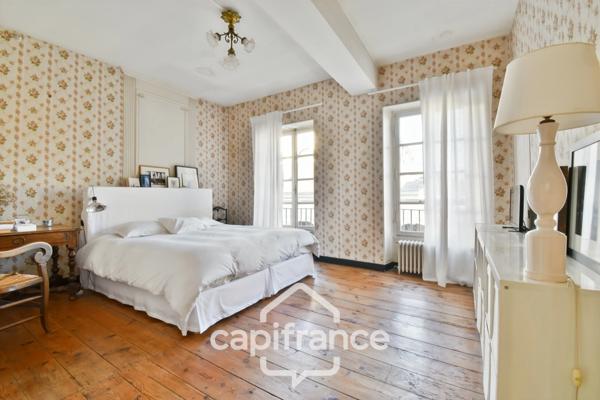 En CHARENTE MARITIME, A SAINT JEAN D'ANGELY (17), Maison de caractère à vendre 12 pièces avec jardin, proche commerces