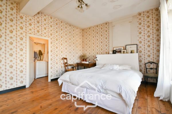 En CHARENTE MARITIME, A SAINT JEAN D'ANGELY (17), Maison de caractère à vendre 12 pièces avec jardin, proche commerces
