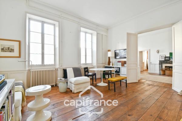 En CHARENTE MARITIME, A SAINT JEAN D'ANGELY (17), Maison de caractère à vendre 12 pièces avec jardin, proche commerces