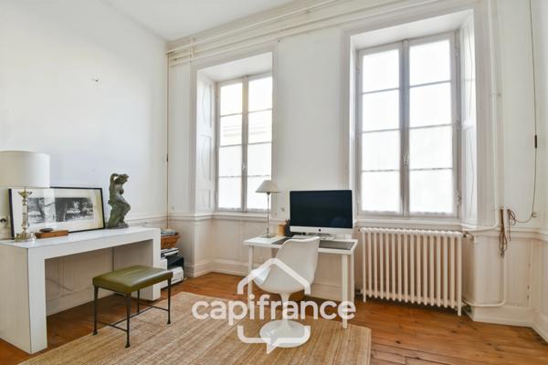 En CHARENTE MARITIME, A SAINT JEAN D'ANGELY (17), Maison de caractère à vendre 12 pièces avec jardin, proche commerces