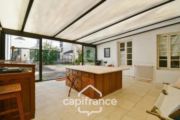 En CHARENTE MARITIME, A SAINT JEAN D'ANGELY (17), Maison de caractère à vendre 12 pièces avec jardin, proche commerces