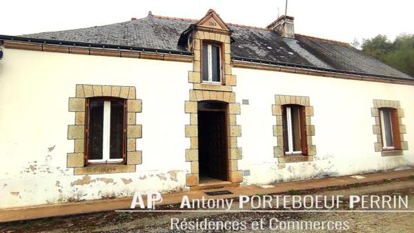 Fort potentiel pour cette maison de plain pied à Saint Allouestre à rénover entièrement