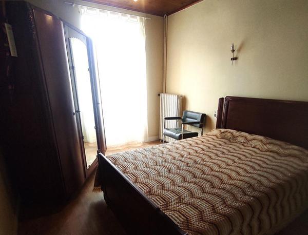 Fort potentiel pour cette maison de plain pied à Saint Allouestre à rénover entièrement