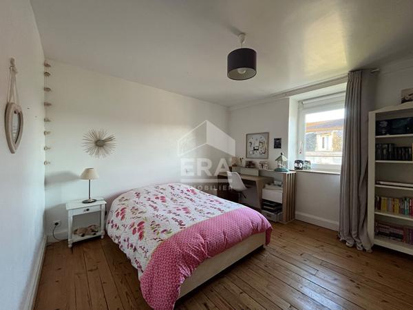 A vendre, à Périgueux dans rue très calme, très belle Maison de ville type 6 en parfait état avec 2 parkings