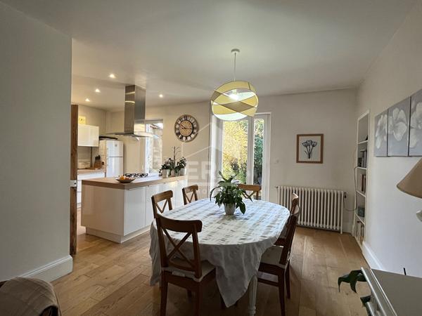 A vendre, à Périgueux dans rue très calme, très belle Maison de ville type 6 en parfait état avec 2 parkings