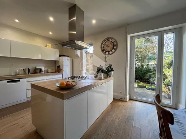 A vendre, à Périgueux dans rue très calme, très belle Maison de ville type 6 en parfait état avec 2 parkings