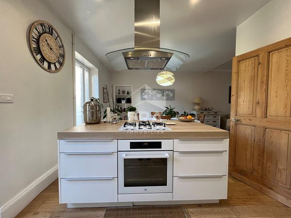 A vendre, à Périgueux dans rue très calme, très belle Maison de ville type 6 en parfait état avec 2 parkings