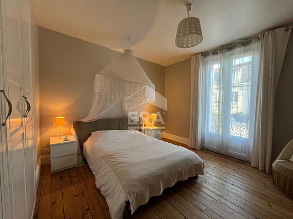 A vendre, à Périgueux dans rue très calme, très belle Maison de ville type 6 en parfait état avec 2 parkings