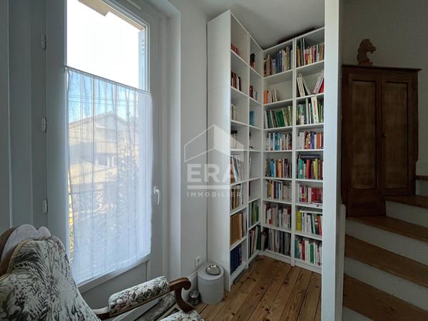 A vendre, à Périgueux dans rue très calme, très belle Maison de ville type 6 en parfait état avec 2 parkings