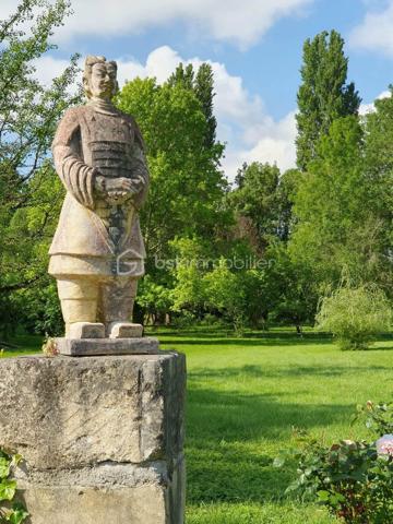Il existe des maisons qui cherchent à impressionner.
Et puis il existe des lieux qui respirent.

Édifiée sur une base de chai datant de 1850, cette propriété de plus de 360 m² habitables semble avoir été pensée pour accueillir les vies qui débordent des cadres habituels : grandes familles, artistes, activités professionnelles, lieux d’accueil, projets de transmission ou simplement besoin profond d’espace et de nature.

Derrière ses murs restés fidèles à une partie de leur âme des années 60, la maison déploie des volumes rares :
7 chambres, une pièce de vie pouvant s’ouvrir sur près de 90 m² avec une vue plongeante sur la nature, un immense sous-sol occupant toute la surface de la maison, des dépendances et une parcelle constructible laissant encore la place aux projets futurs.

Le terrain de plus de 8 000 m² enveloppe le lieu dans une atmosphère presque hors du temps.
Le ruisseau, les arbres, les espaces plus secrets, les perspectives ouvertes… tout ici semble inviter à ralentir sans jamais s’isoler du monde.

Certaines maisons sont parfaitement rénovées.
D’autres sont profondément vivantes.

Le Clos de l’Hermine fait partie de ces lieux singuliers qui n’ont jamais cherché à devenir impersonnels pour suivre les tendances.
Un lieu authentique, inspirant, habité, qui laisse encore de la place à l’imaginaire autant qu’aux projets.

À proximité immédiate des commodités, écoles, services et du centre-ville de Saint-Jean-d’Angély.

Un bien rare pour les personnes sensibles aux maisons qui racontent encore quelque chose.

Maryse GUIRRIEC