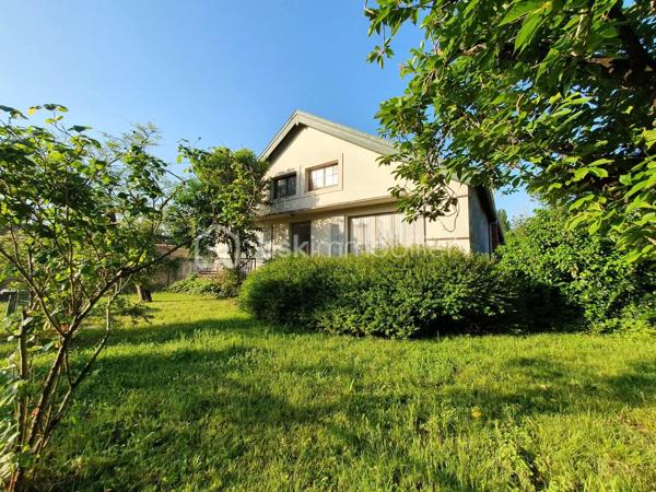 Il existe des maisons qui cherchent à impressionner.
Et puis il existe des lieux qui respirent.

Édifiée sur une base de chai datant de 1850, cette propriété de plus de 360 m² habitables semble avoir été pensée pour accueillir les vies qui débordent des cadres habituels : grandes familles, artistes, activités professionnelles, lieux d’accueil, projets de transmission ou simplement besoin profond d’espace et de nature.

Derrière ses murs restés fidèles à une partie de leur âme des années 60, la maison déploie des volumes rares :
7 chambres, une pièce de vie pouvant s’ouvrir sur près de 90 m² avec une vue plongeante sur la nature, un immense sous-sol occupant toute la surface de la maison, des dépendances et une parcelle constructible laissant encore la place aux projets futurs.

Le terrain de plus de 8 000 m² enveloppe le lieu dans une atmosphère presque hors du temps.
Le ruisseau, les arbres, les espaces plus secrets, les perspectives ouvertes… tout ici semble inviter à ralentir sans jamais s’isoler du monde.

Certaines maisons sont parfaitement rénovées.
D’autres sont profondément vivantes.

Le Clos de l’Hermine fait partie de ces lieux singuliers qui n’ont jamais cherché à devenir impersonnels pour suivre les tendances.
Un lieu authentique, inspirant, habité, qui laisse encore de la place à l’imaginaire autant qu’aux projets.

À proximité immédiate des commodités, écoles, services et du centre-ville de Saint-Jean-d’Angély.

Un bien rare pour les personnes sensibles aux maisons qui racontent encore quelque chose.

Maryse GUIRRIEC