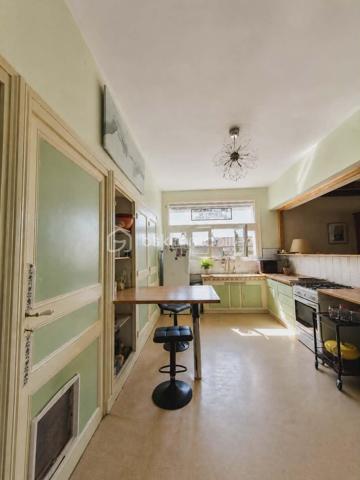 Il existe des maisons qui cherchent à impressionner.
Et puis il existe des lieux qui respirent.

Édifiée sur une base de chai datant de 1850, cette propriété de plus de 360 m² habitables semble avoir été pensée pour accueillir les vies qui débordent des cadres habituels : grandes familles, artistes, activités professionnelles, lieux d’accueil, projets de transmission ou simplement besoin profond d’espace et de nature.

Derrière ses murs restés fidèles à une partie de leur âme des années 60, la maison déploie des volumes rares :
7 chambres, une pièce de vie pouvant s’ouvrir sur près de 90 m² avec une vue plongeante sur la nature, un immense sous-sol occupant toute la surface de la maison, des dépendances et une parcelle constructible laissant encore la place aux projets futurs.

Le terrain de plus de 8 000 m² enveloppe le lieu dans une atmosphère presque hors du temps.
Le ruisseau, les arbres, les espaces plus secrets, les perspectives ouvertes… tout ici semble inviter à ralentir sans jamais s’isoler du monde.

Certaines maisons sont parfaitement rénovées.
D’autres sont profondément vivantes.

Le Clos de l’Hermine fait partie de ces lieux singuliers qui n’ont jamais cherché à devenir impersonnels pour suivre les tendances.
Un lieu authentique, inspirant, habité, qui laisse encore de la place à l’imaginaire autant qu’aux projets.

À proximité immédiate des commodités, écoles, services et du centre-ville de Saint-Jean-d’Angély.

Un bien rare pour les personnes sensibles aux maisons qui racontent encore quelque chose.

Maryse GUIRRIEC