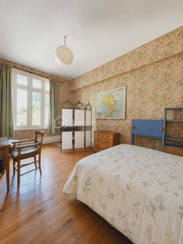 Il existe des maisons qui cherchent à impressionner.
Et puis il existe des lieux qui respirent.

Édifiée sur une base de chai datant de 1850, cette propriété de plus de 360 m² habitables semble avoir été pensée pour accueillir les vies qui débordent des cadres habituels : grandes familles, artistes, activités professionnelles, lieux d’accueil, projets de transmission ou simplement besoin profond d’espace et de nature.

Derrière ses murs restés fidèles à une partie de leur âme des années 60, la maison déploie des volumes rares :
7 chambres, une pièce de vie pouvant s’ouvrir sur près de 90 m² avec une vue plongeante sur la nature, un immense sous-sol occupant toute la surface de la maison, des dépendances et une parcelle constructible laissant encore la place aux projets futurs.

Le terrain de plus de 8 000 m² enveloppe le lieu dans une atmosphère presque hors du temps.
Le ruisseau, les arbres, les espaces plus secrets, les perspectives ouvertes… tout ici semble inviter à ralentir sans jamais s’isoler du monde.

Certaines maisons sont parfaitement rénovées.
D’autres sont profondément vivantes.

Le Clos de l’Hermine fait partie de ces lieux singuliers qui n’ont jamais cherché à devenir impersonnels pour suivre les tendances.
Un lieu authentique, inspirant, habité, qui laisse encore de la place à l’imaginaire autant qu’aux projets.

À proximité immédiate des commodités, écoles, services et du centre-ville de Saint-Jean-d’Angély.

Un bien rare pour les personnes sensibles aux maisons qui racontent encore quelque chose.

Maryse GUIRRIEC