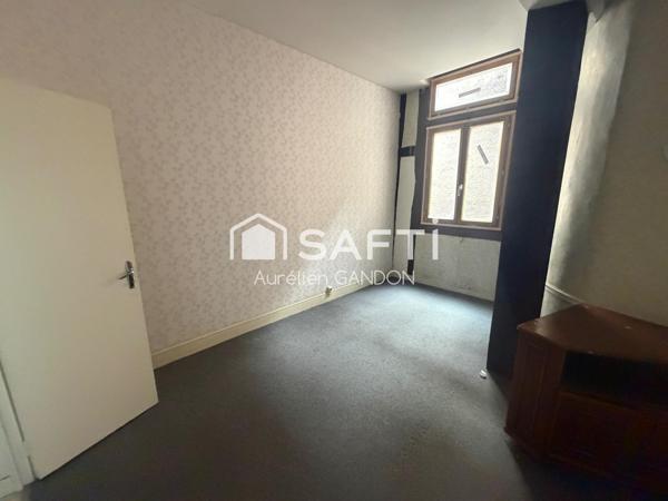 Immeuble avec 2 appartement et 1 local commercial