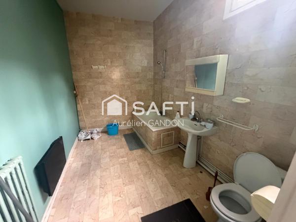 Immeuble avec 2 appartement et 1 local commercial