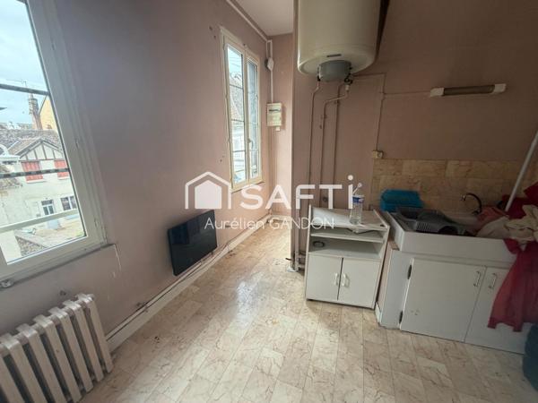 Immeuble avec 2 appartement et 1 local commercial
