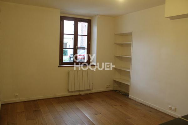 Commerces et gare à pied