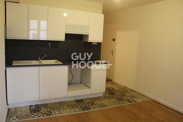 Commerces et gare à pied