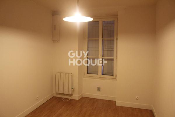 Commerces et gare à pied