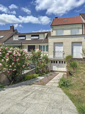 Maison familiale avec double séjour cheminée, 3 chambres, combles aménageables et grand jardin dans un quartier résidentiel de Rosny-sous-Bois.