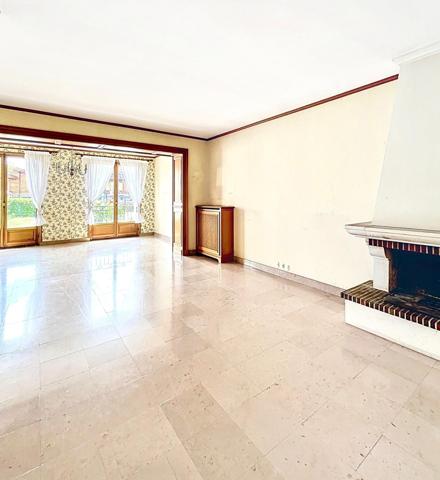 Maison familiale avec double séjour cheminée, 3 chambres, combles aménageables et grand jardin dans un quartier résidentiel de Rosny-sous-Bois.