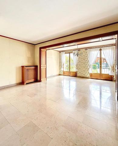 Maison familiale avec double séjour cheminée, 3 chambres, combles aménageables et grand jardin dans un quartier résidentiel de Rosny-sous-Bois.