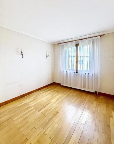 Maison familiale avec double séjour cheminée, 3 chambres, combles aménageables et grand jardin dans un quartier résidentiel de Rosny-sous-Bois.