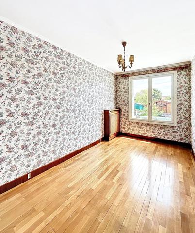 Maison familiale avec double séjour cheminée, 3 chambres, combles aménageables et grand jardin dans un quartier résidentiel de Rosny-sous-Bois.