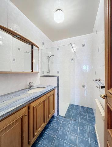 Maison familiale avec double séjour cheminée, 3 chambres, combles aménageables et grand jardin dans un quartier résidentiel de Rosny-sous-Bois.