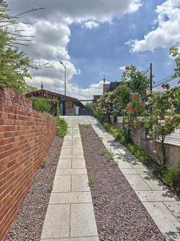 Maison familiale avec double séjour cheminée, 3 chambres, combles aménageables et grand jardin dans un quartier résidentiel de Rosny-sous-Bois.