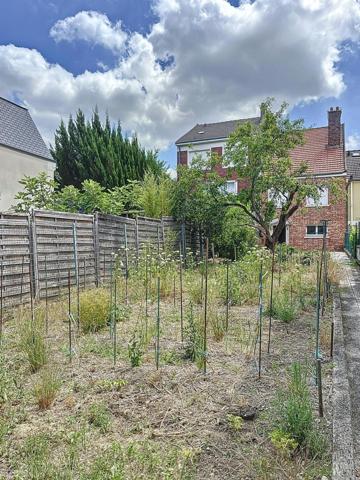 Maison familiale avec double séjour cheminée, 3 chambres, combles aménageables et grand jardin dans un quartier résidentiel de Rosny-sous-Bois.