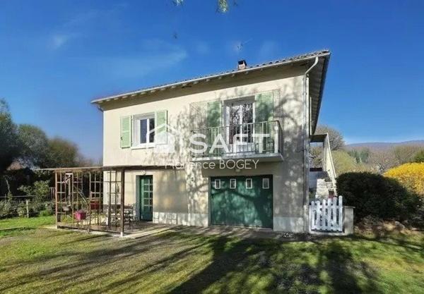 Maison baignée de lumière avec vue imprenable.