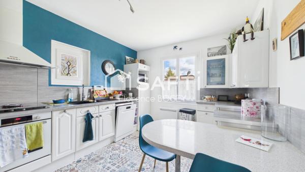 Maison baignée de lumière avec vue imprenable.