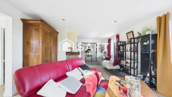 Maison baignée de lumière avec vue imprenable.